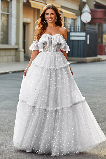 Vestido de novia con volantes de lunares con hombros descubiertos marfil